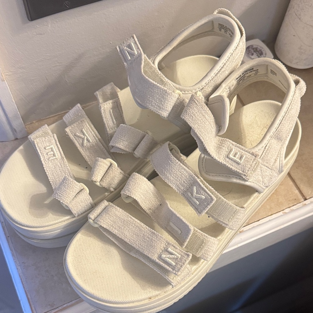 Nikes Icon Classic Women’s Platform Sandals